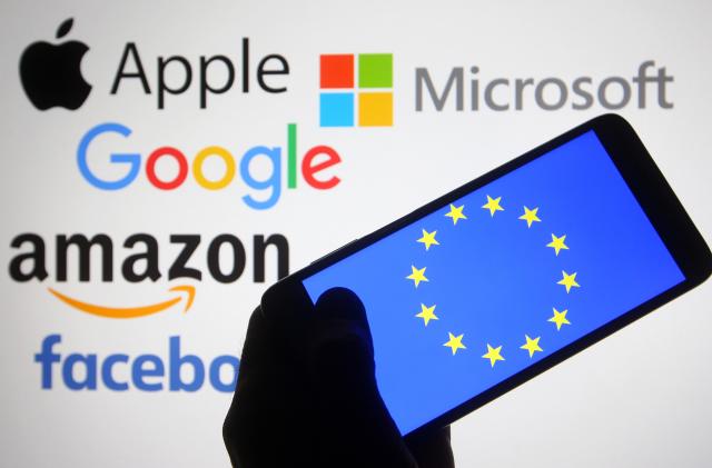 UKRAINE - 2021/06/17: In this photo illustration, the EU (European Union) flag is seen on a smartphone screen in front of Apple, Microsoft, Google, Amazon and Facebook logos. (Photo Illustration by Pavlo Gonchar/SOPA Images/LightRocket via Getty Images)